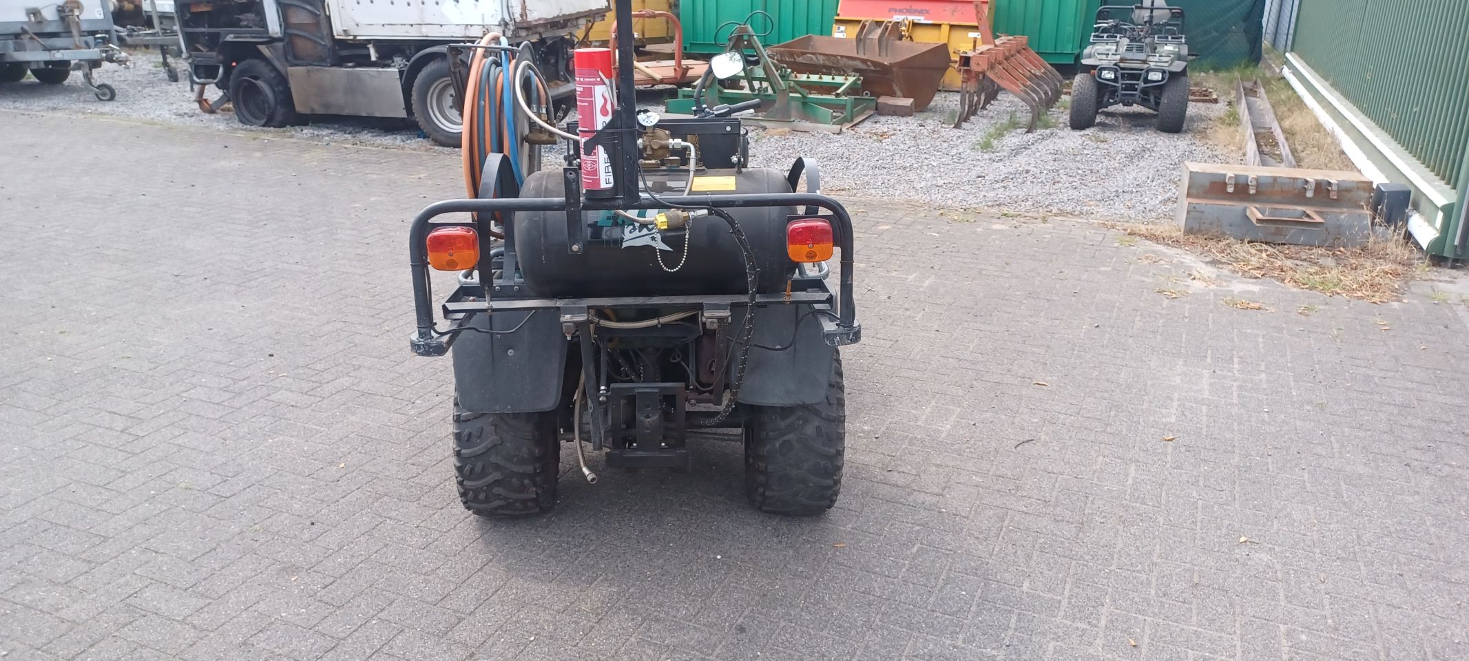 Kawasaki quad met onkruitbrander