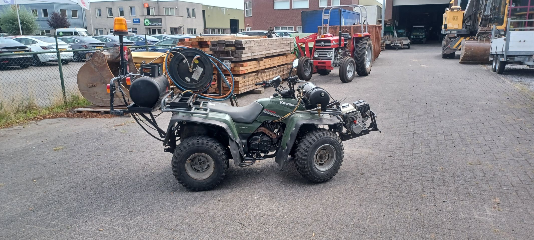 Kawasaki quad met onkruitbrander