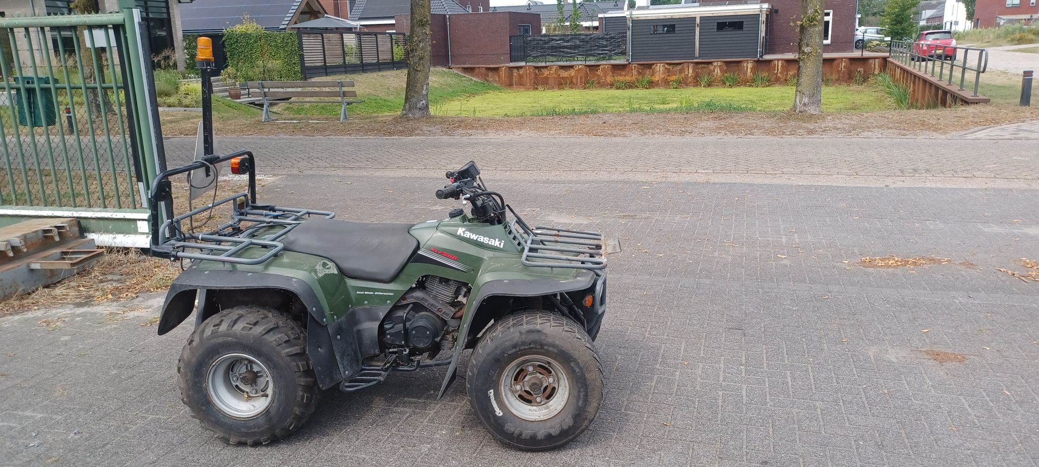 Kawasaki quad met onkruitbrander