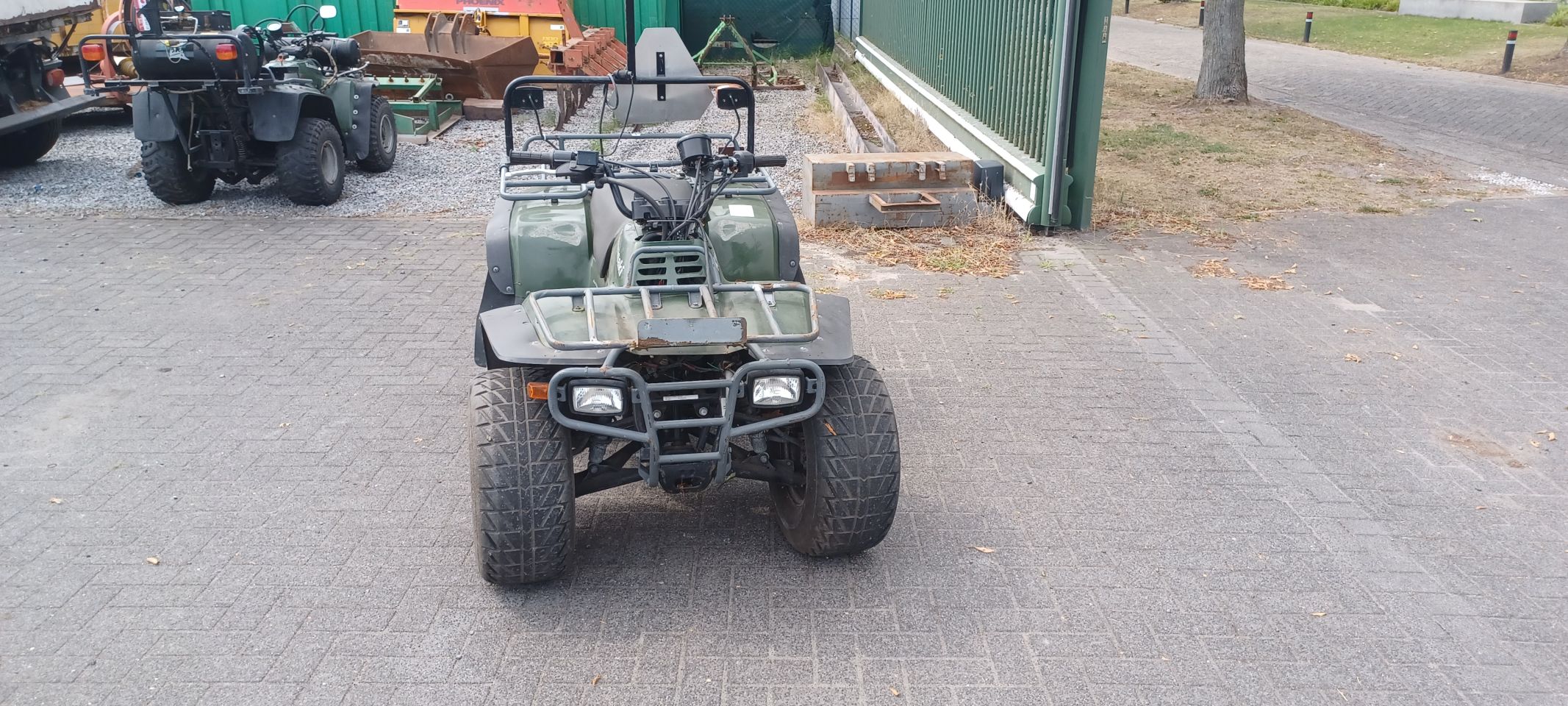Kawasaki quad met onkruitbrander