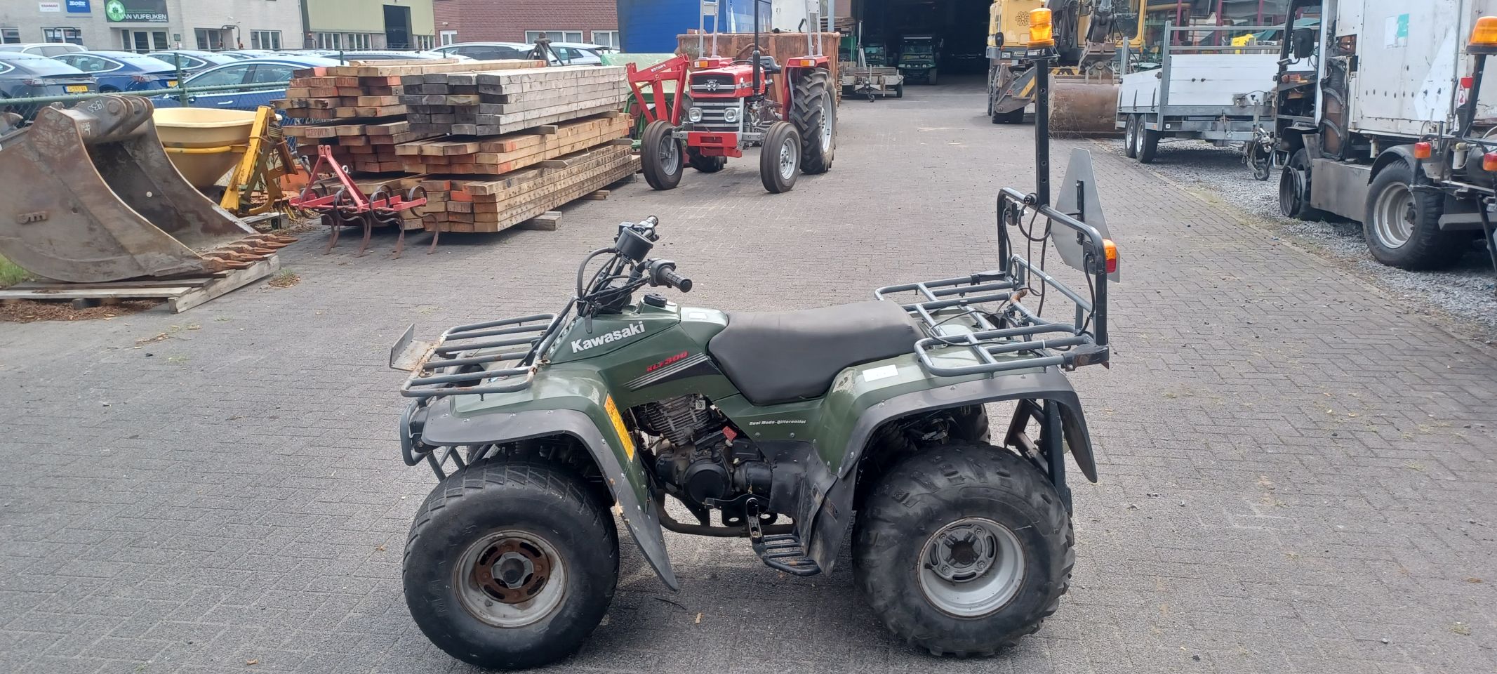 Kawasaki quad met onkruitbrander