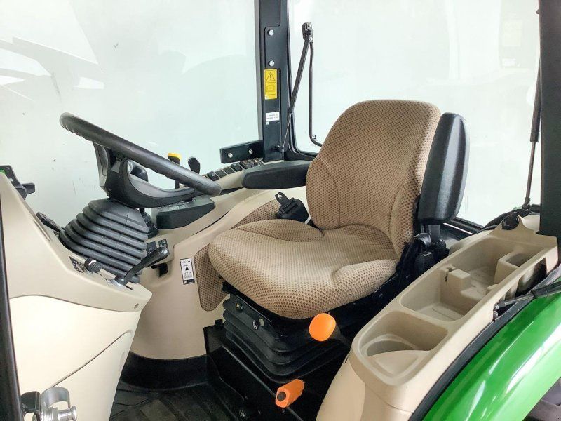John Deere 3046R