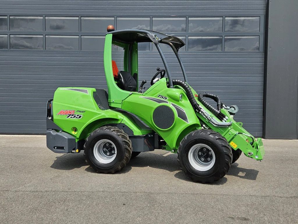Avant 755i Rental mini-shovel