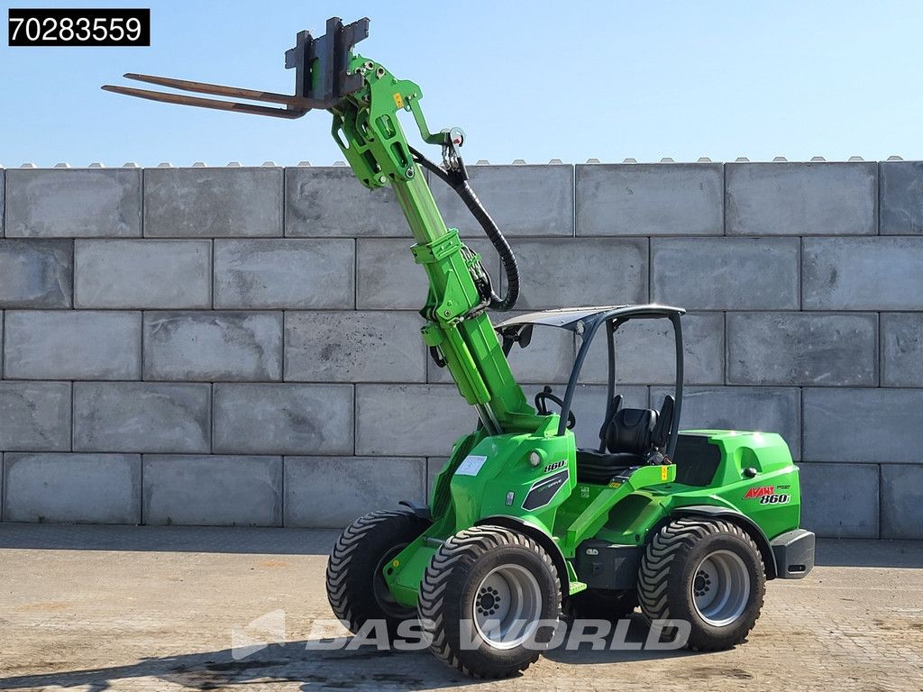 Avant M860i ATTACHMENTS INCLUDED
