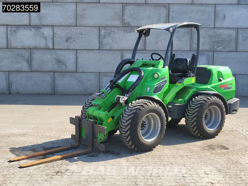 Avant M860i ATTACHMENTS INCLUDED