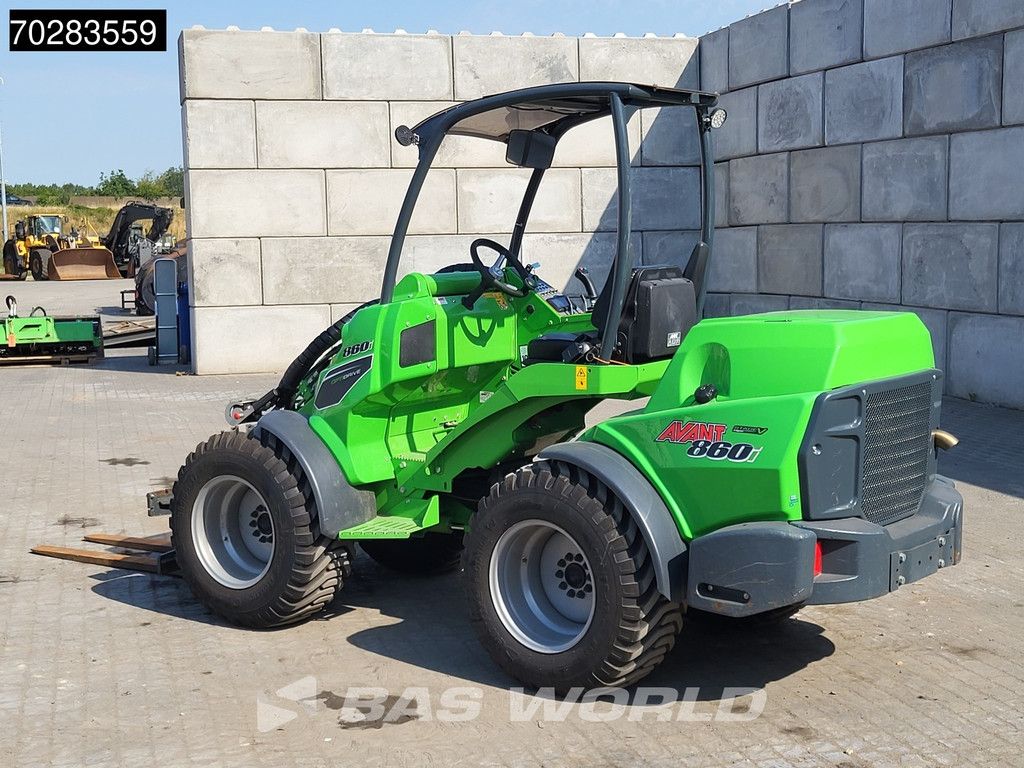 Avant M860i ATTACHMENTS INCLUDED