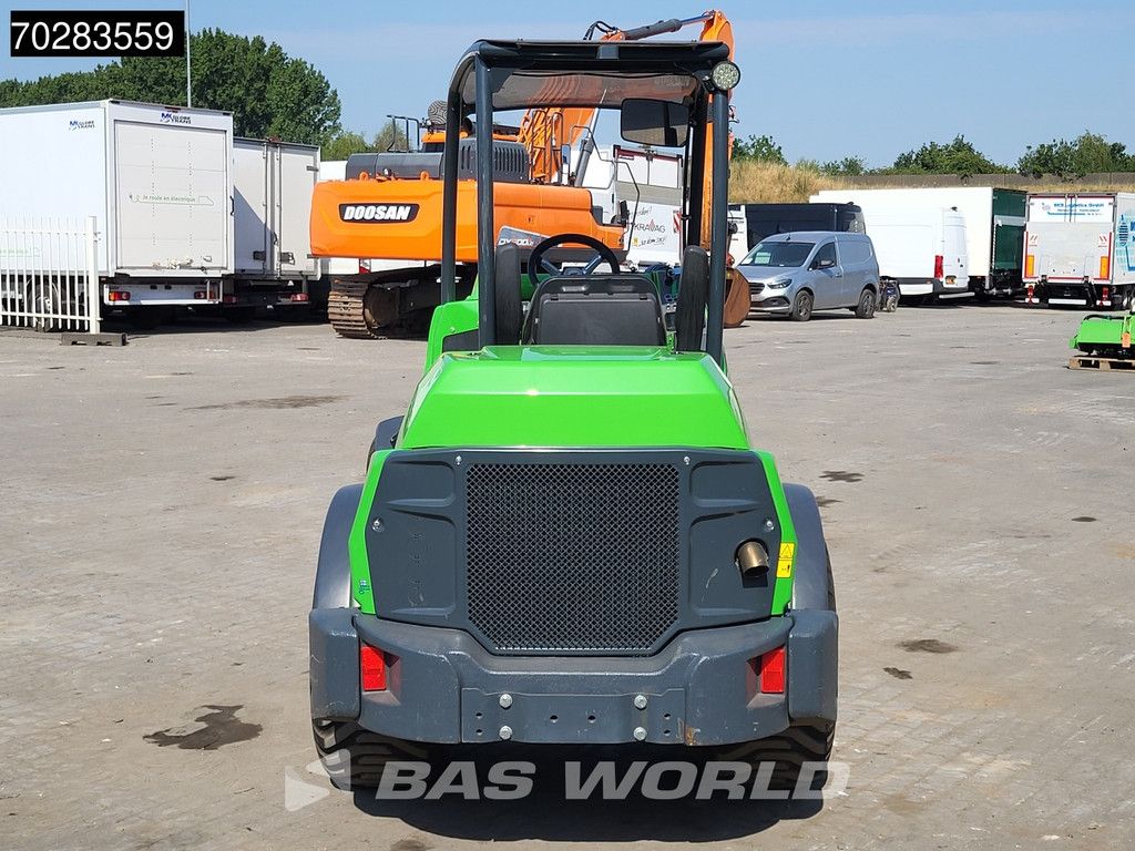 Avant M860i ATTACHMENTS INCLUDED