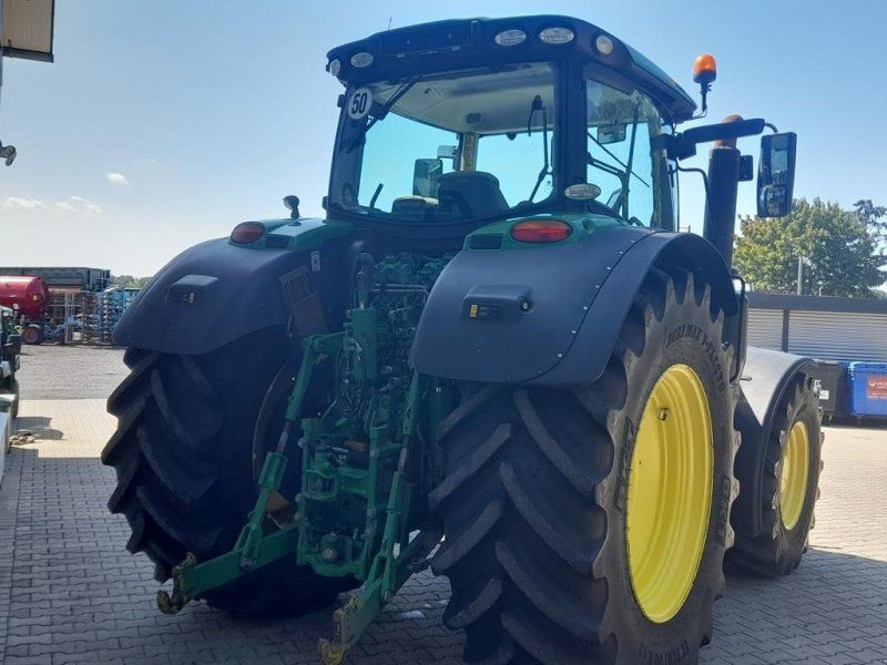 John Deere 6215R