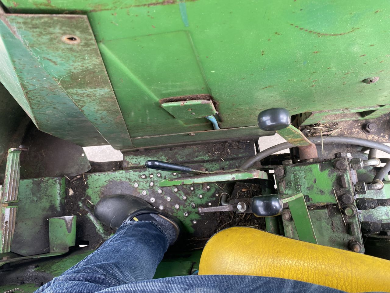 John Deere 2120