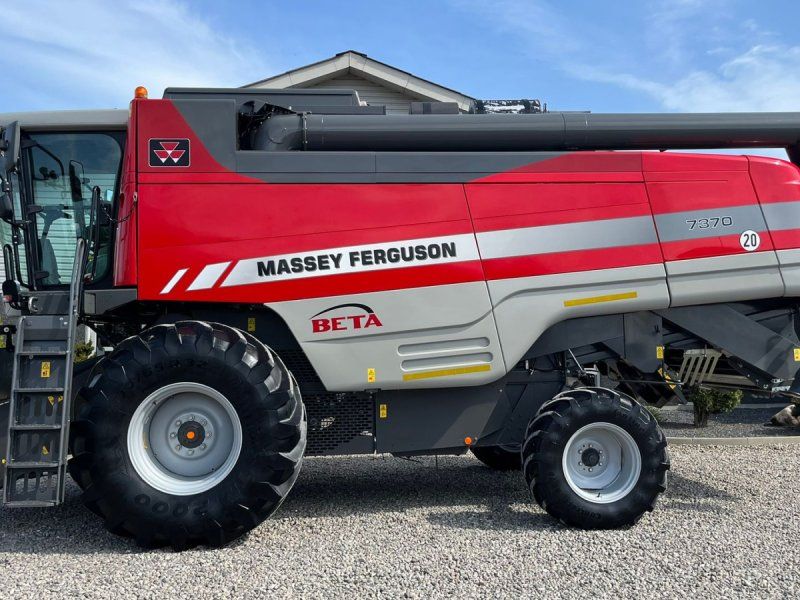Massey Ferguson 7370 BETA. Gårdmaskine med kun 1080 motortimer. Med 22fod powerf