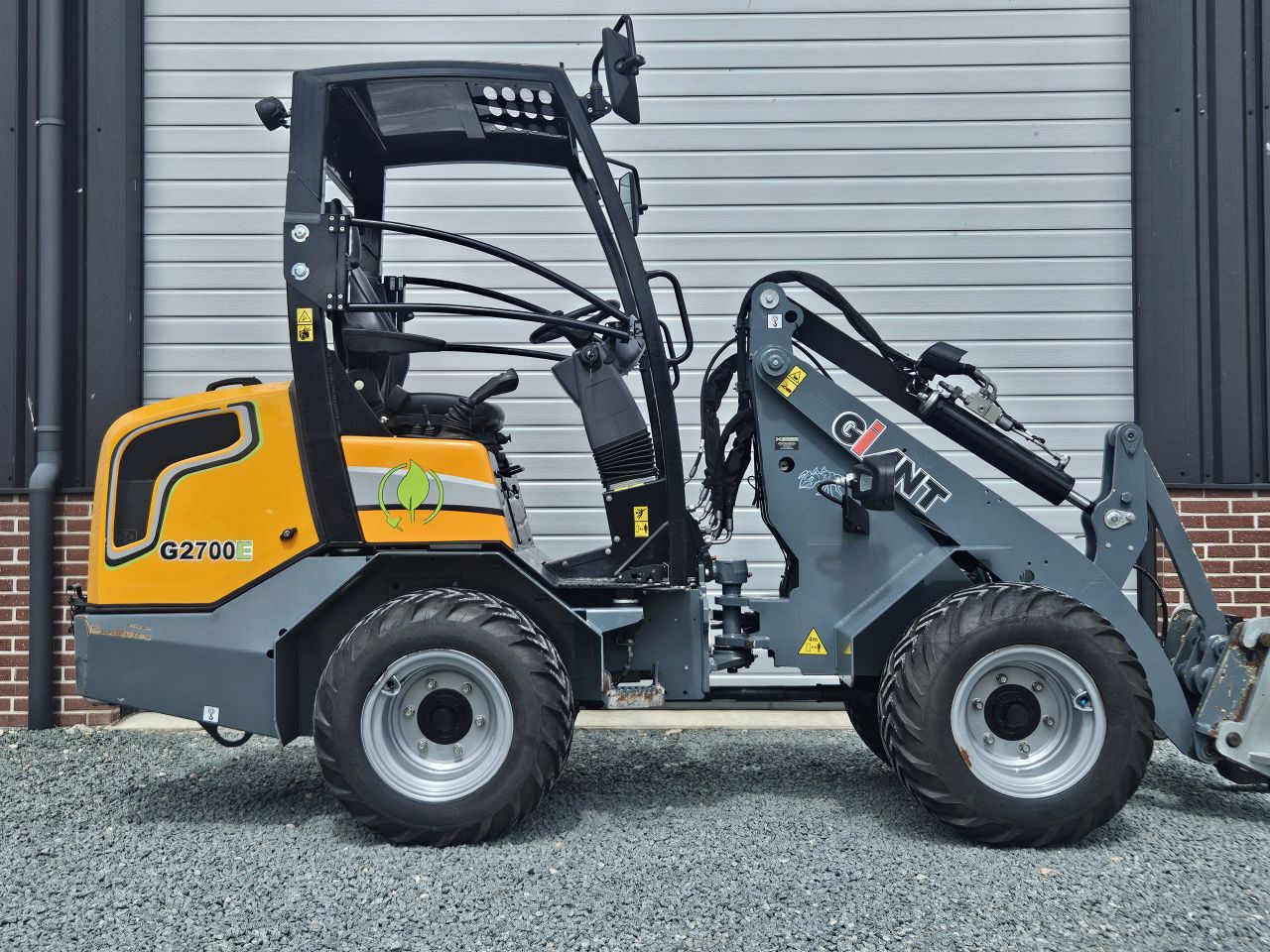 Giant G2700E minishovel