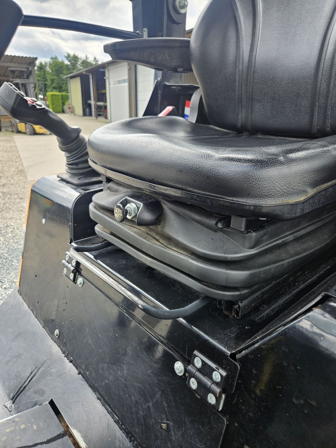 Giant G2700E minishovel