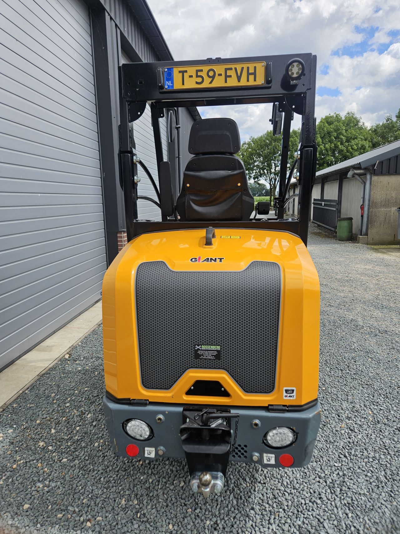 Giant G2700E minishovel