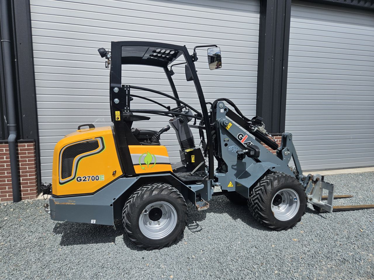 Giant G2700E minishovel