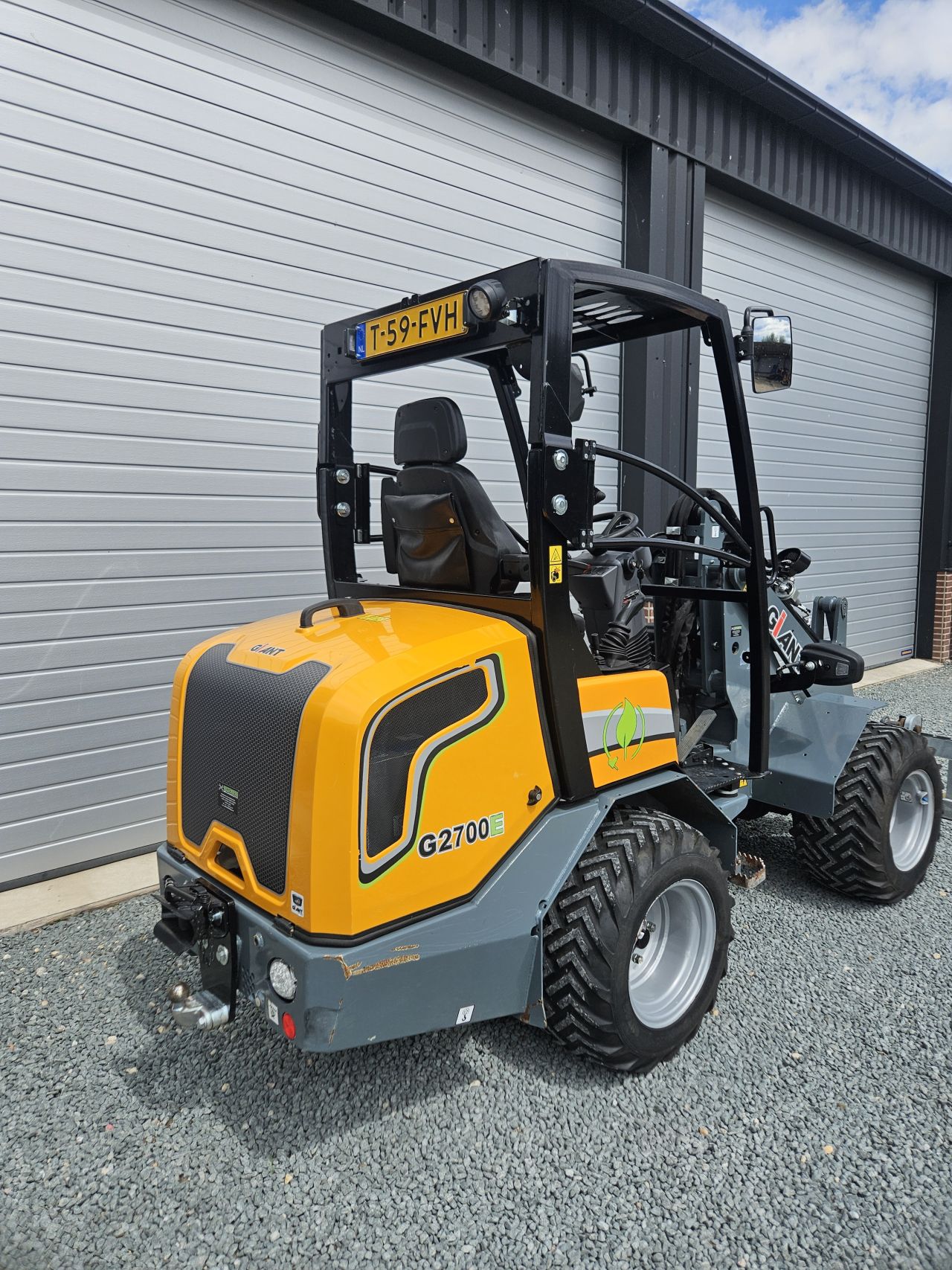 Giant G2700E minishovel