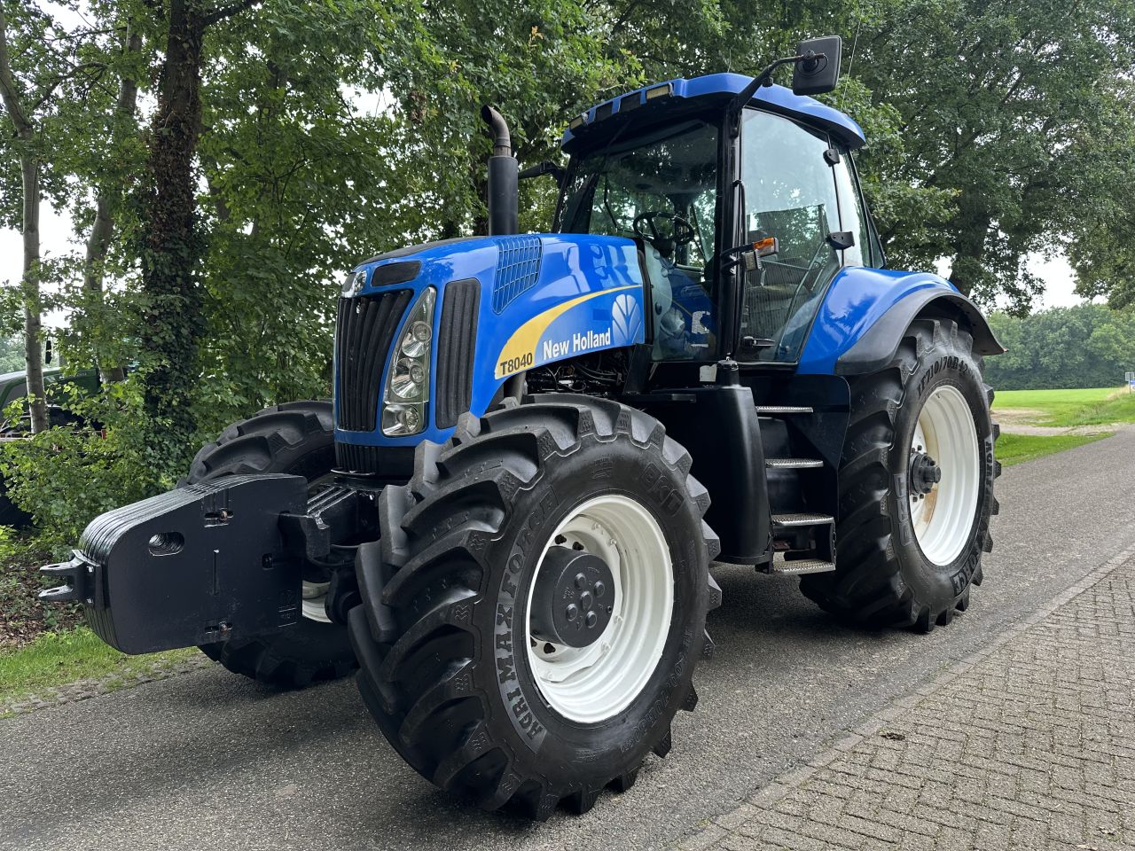 New Holland T8040