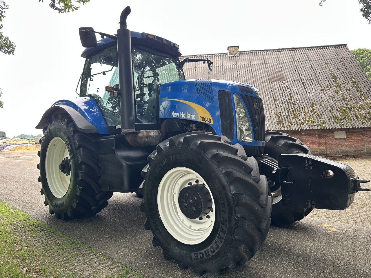 New Holland T8040