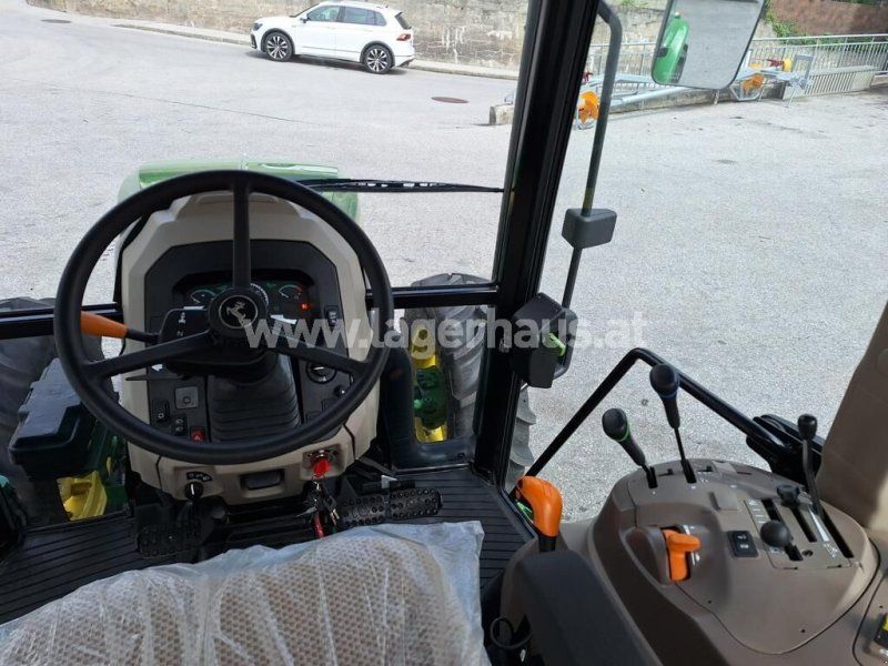 John Deere 5075E