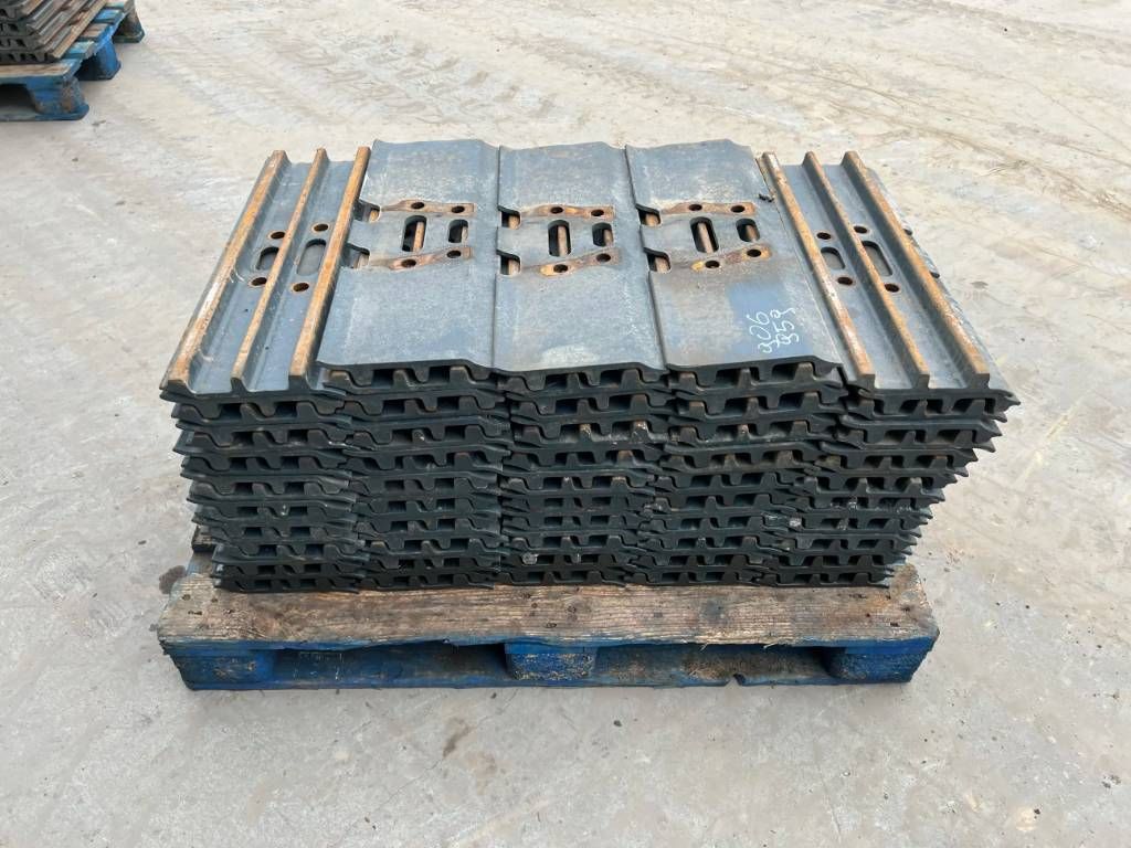 Hyundai R210 / R215 / R220 Shoes 3 Grouser 600mm