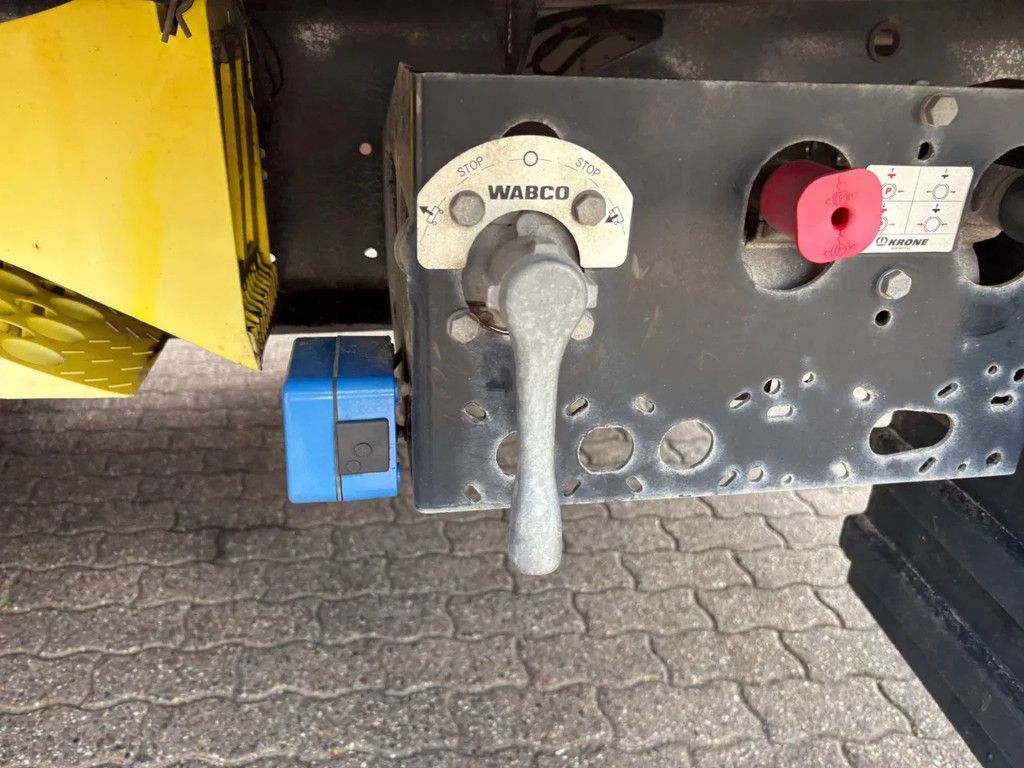 Krone SD Zware kantbalken Twistlocks 2x20 ft 1x 40ft Rongen