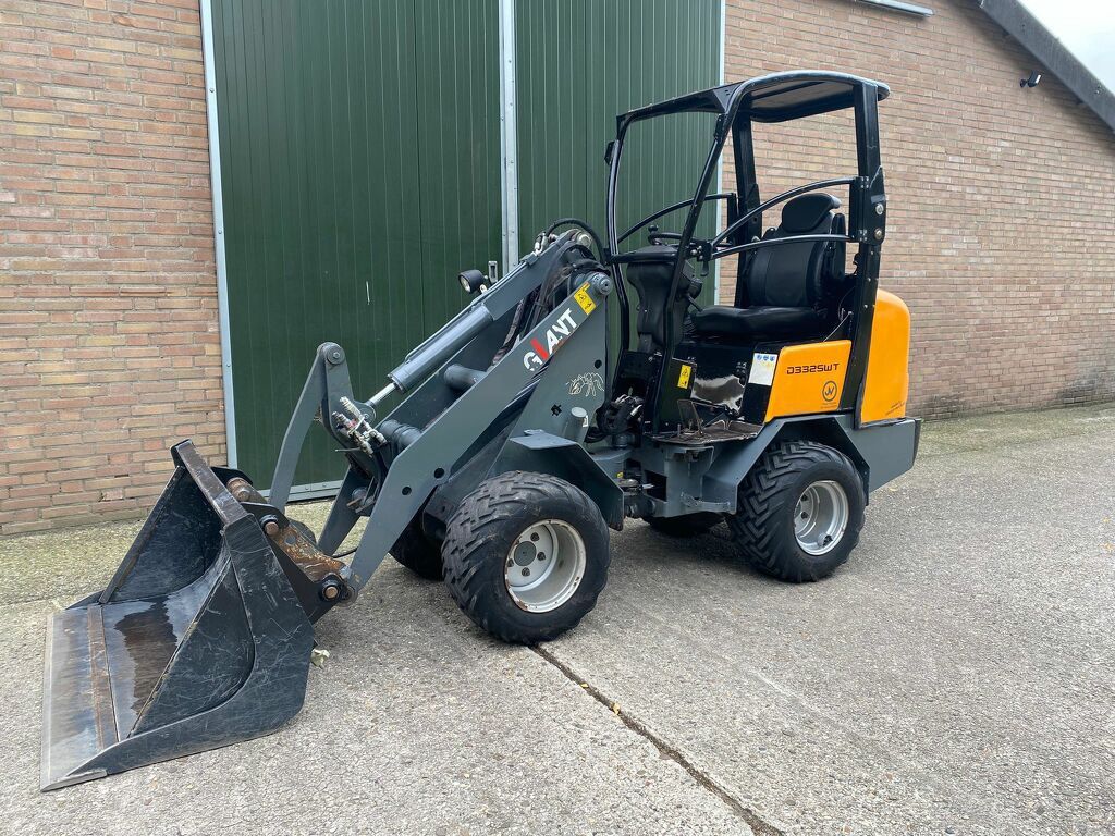 Giant 332swt mini loader shovel 2011 nl kenteken extra functie contragewicht