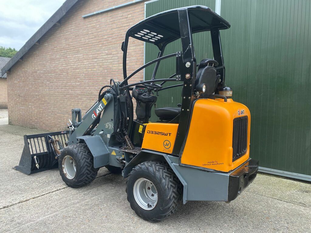 Giant 332swt mini loader shovel 2011 nl kenteken extra functie contragewicht