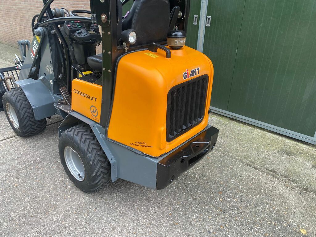 Giant 332swt mini loader shovel 2011 nl kenteken extra functie contragewicht