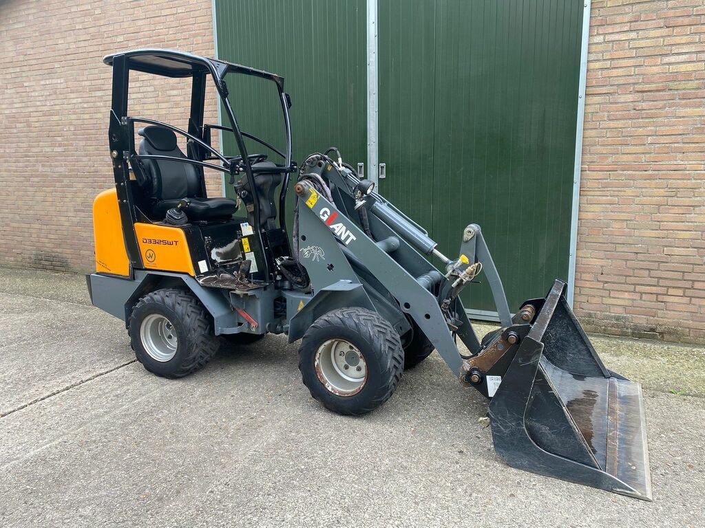 Giant 332swt mini loader shovel 2011 nl kenteken extra functie contragewicht