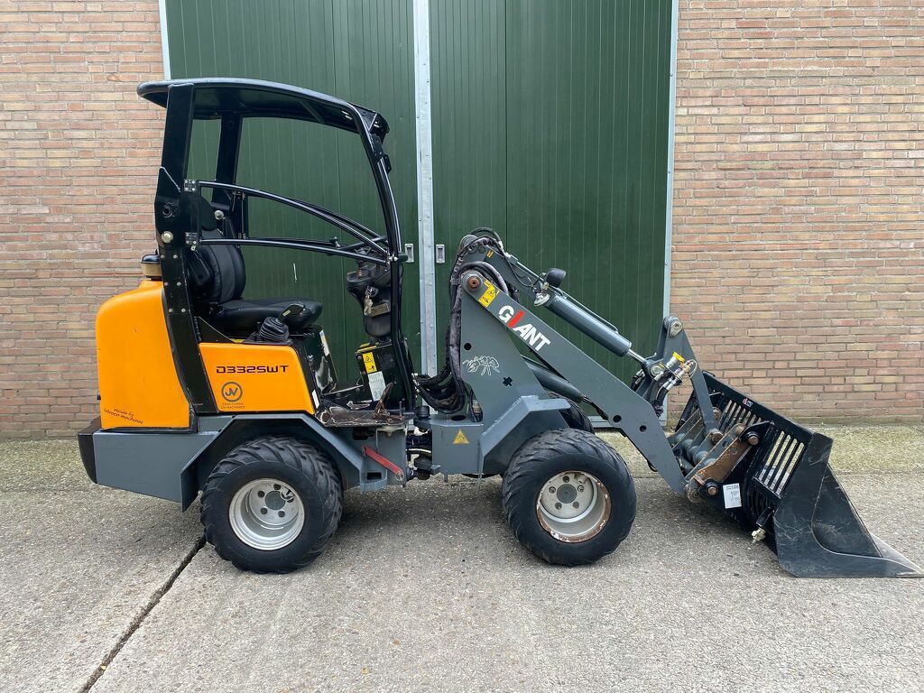 Giant 332swt mini loader shovel 2011 nl kenteken extra functie contragewicht