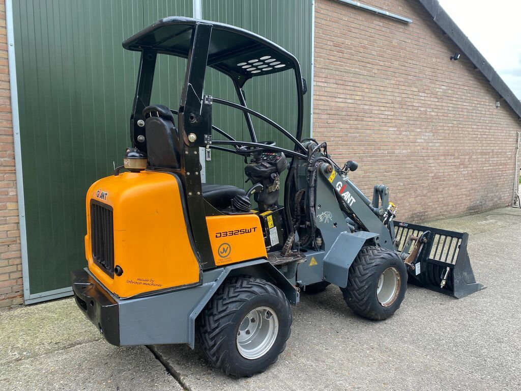 Giant 332swt mini loader shovel 2011 nl kenteken extra functie contragewicht