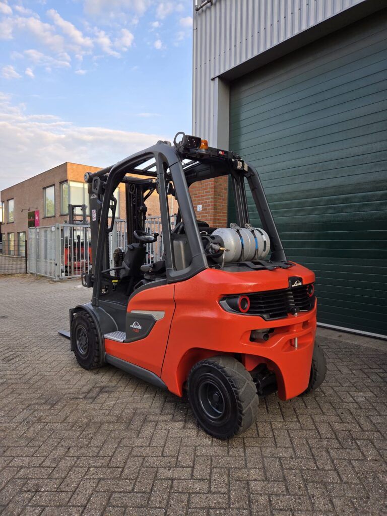 Super mooie LINDE H30T-01 (1202) 2022 LPG HEFTRUCK