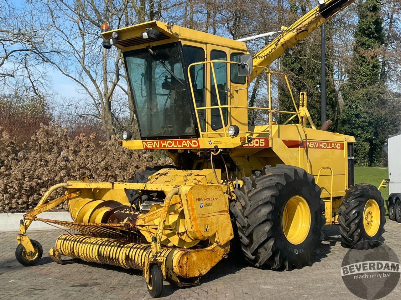 New Holland 2305