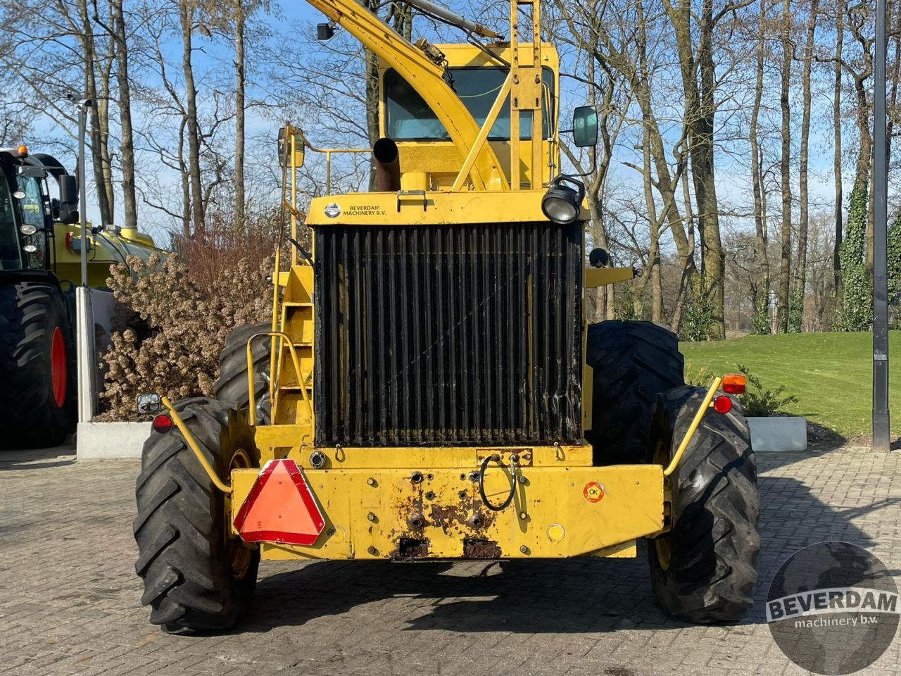 New Holland 2305