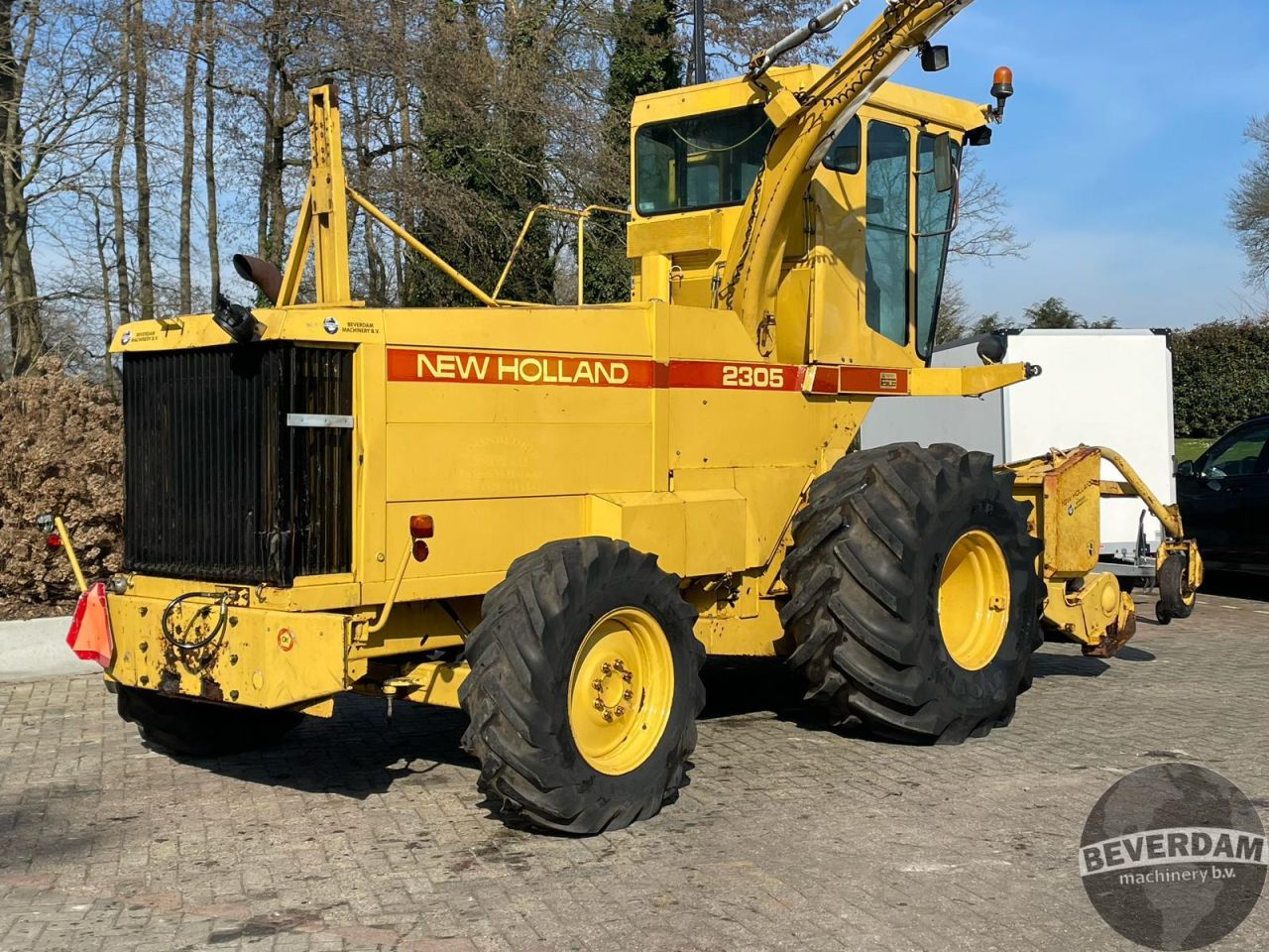 New Holland 2305