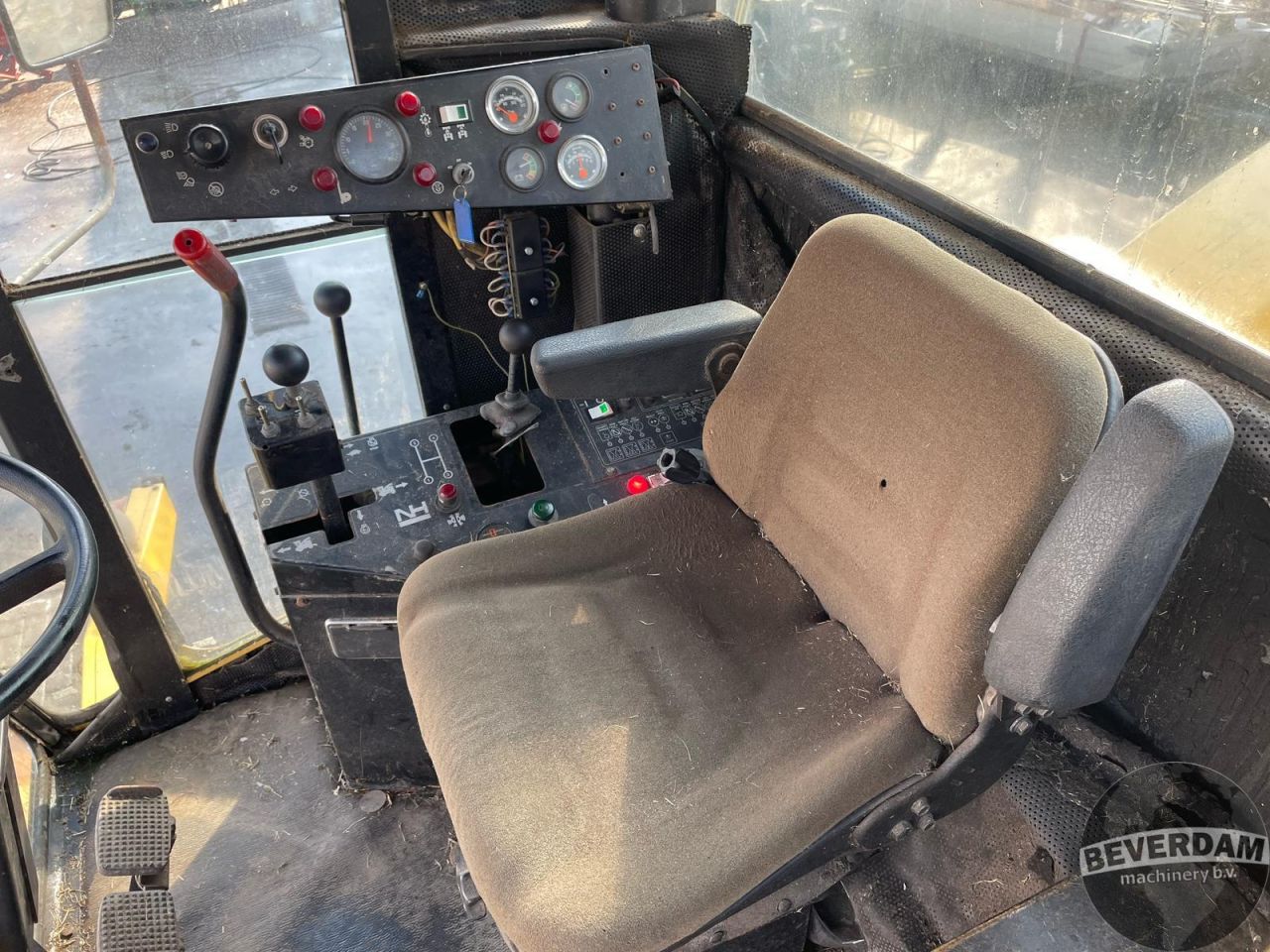 New Holland 2305