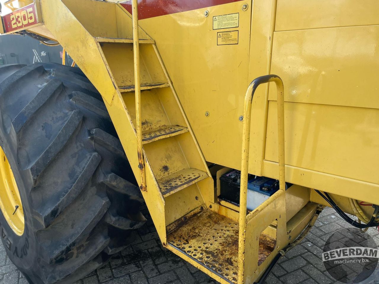 New Holland 2305