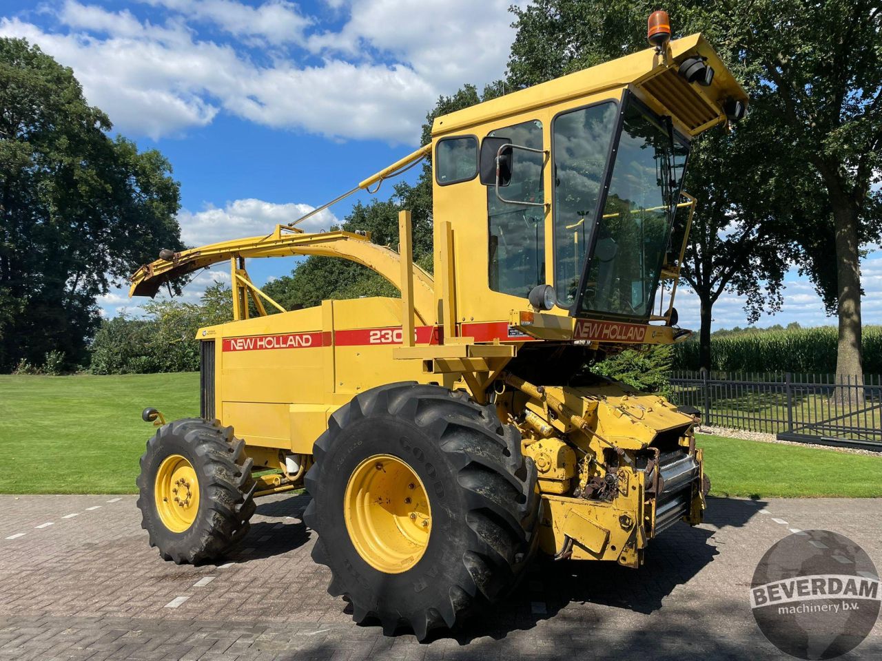 New Holland 2305
