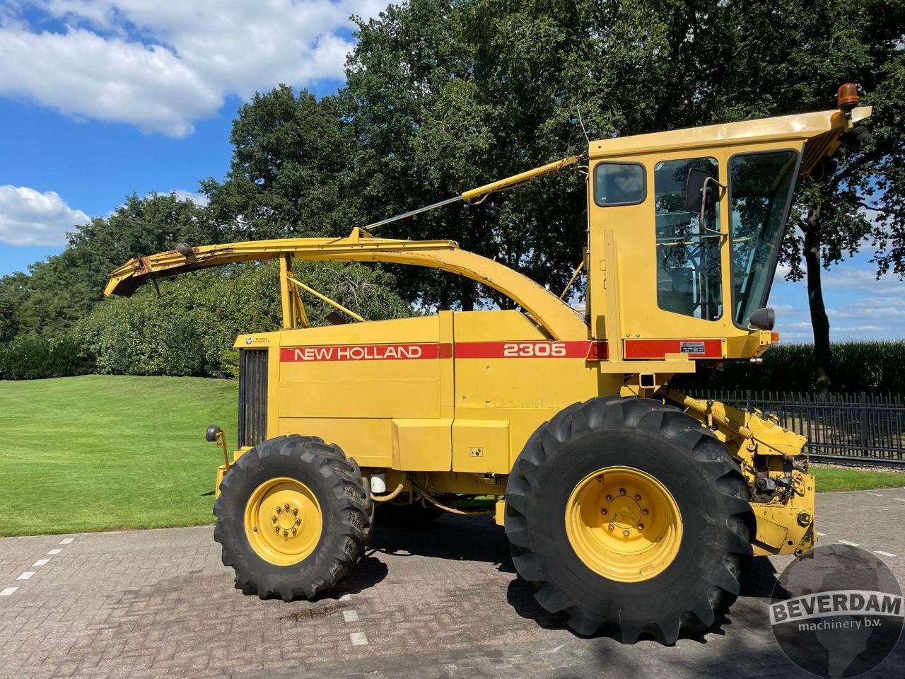 New Holland 2305