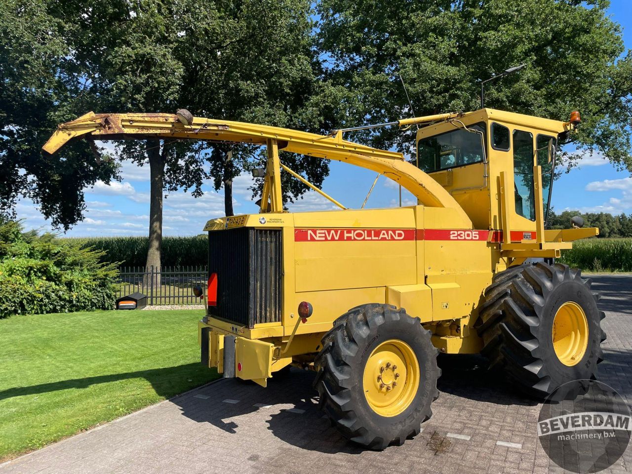 New Holland 2305
