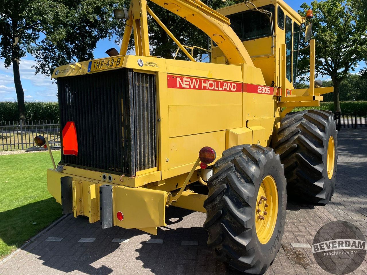 New Holland 2305