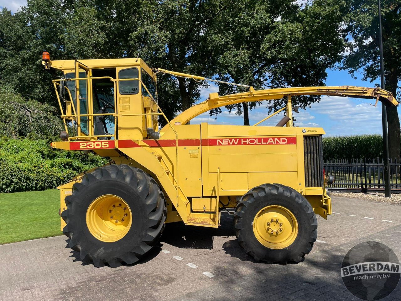 New Holland 2305