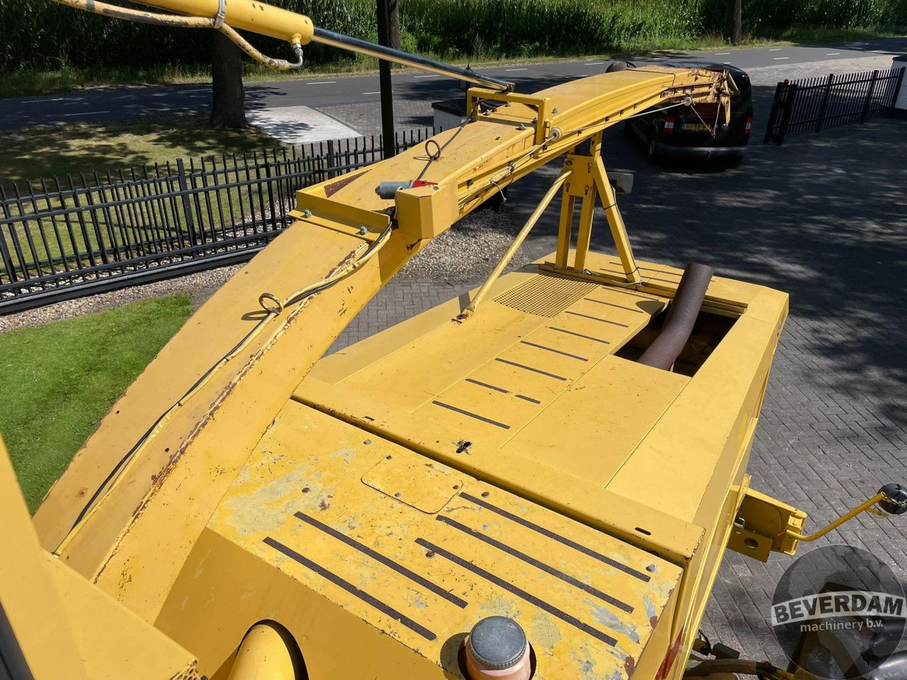 New Holland 2305