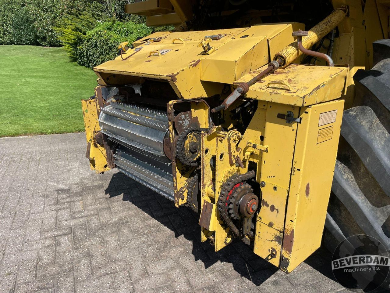 New Holland 2305