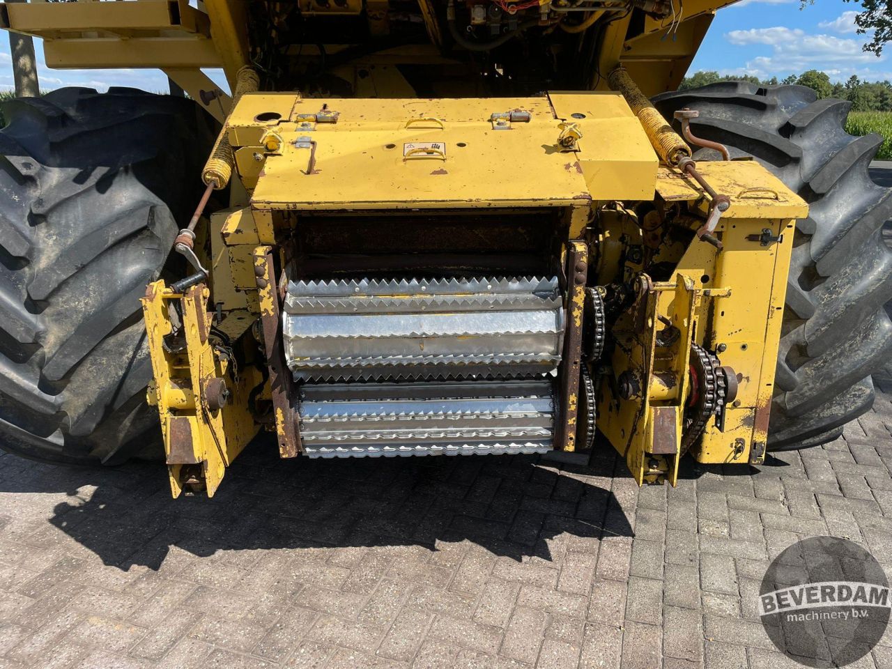 New Holland 2305