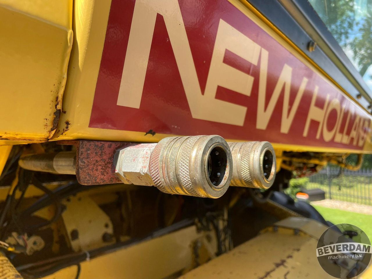 New Holland 2305