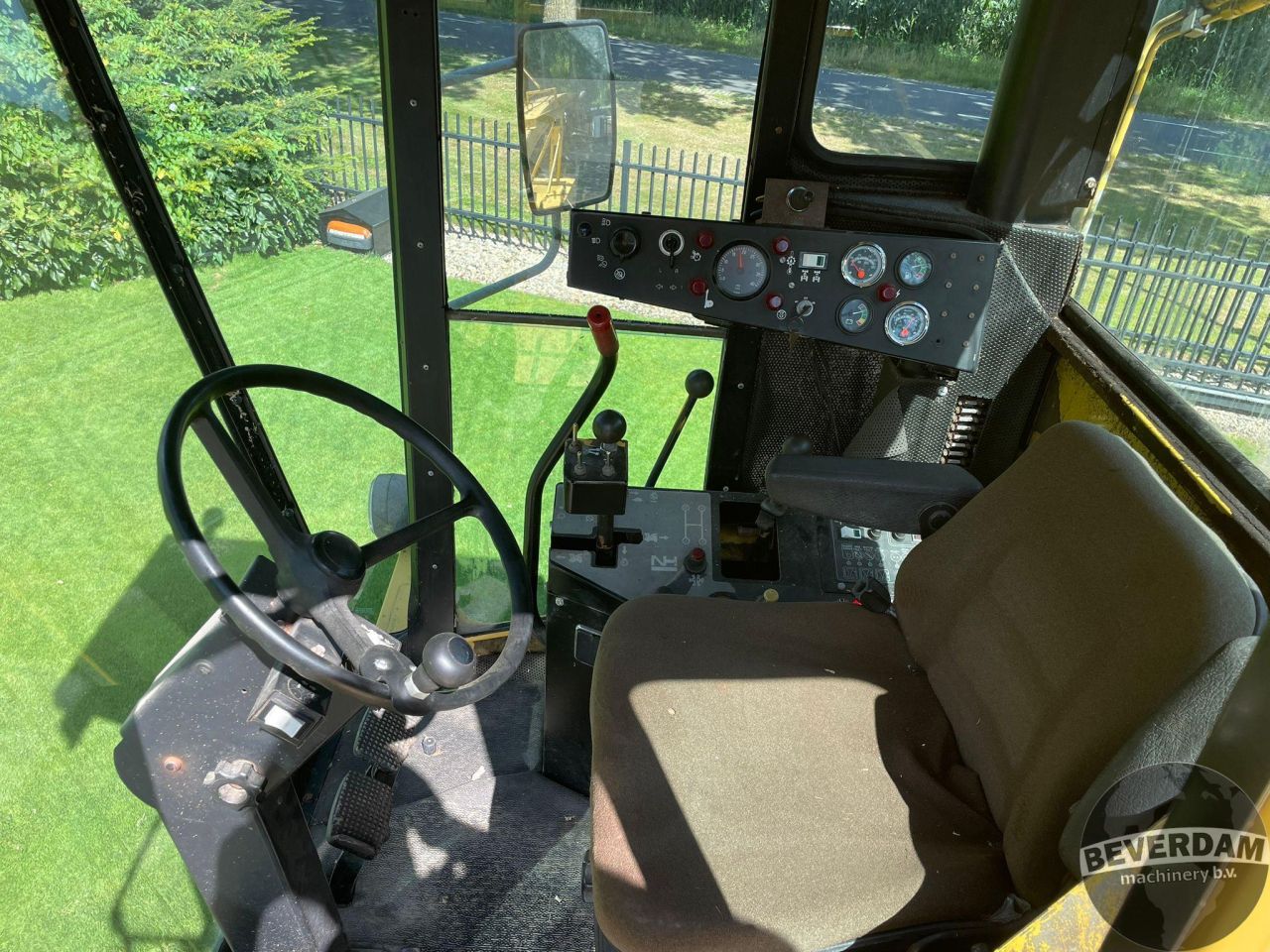 New Holland 2305