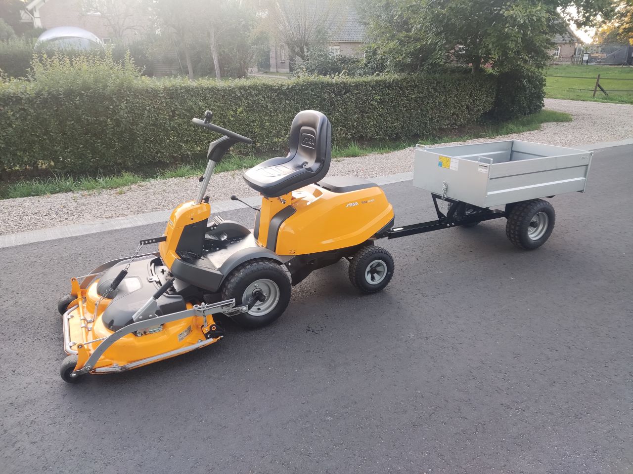 STIGA zitmaaier (type Villa 14 HST) met Stiga Pro aanhanger!