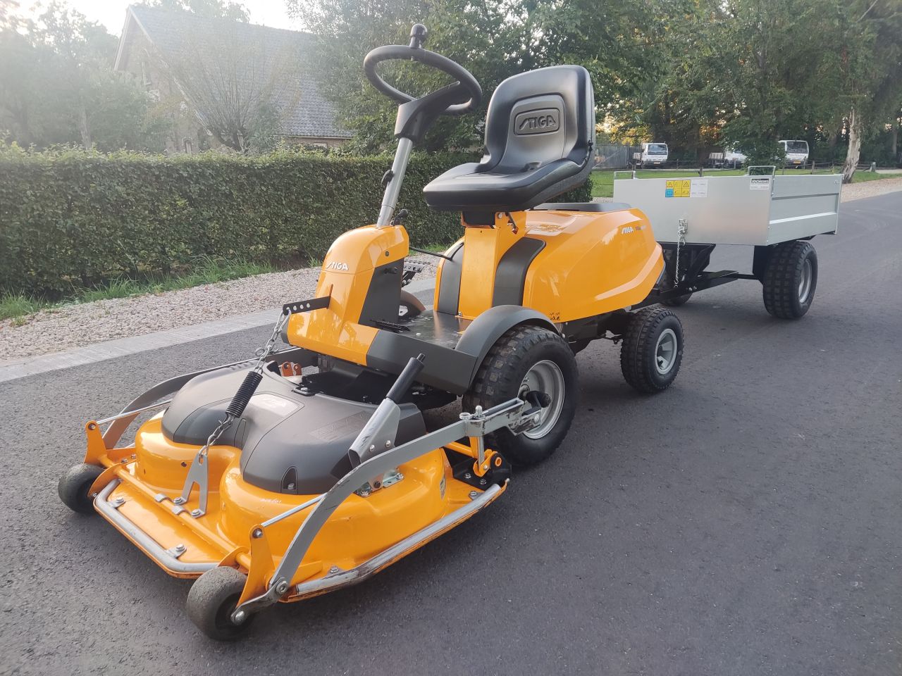 STIGA zitmaaier (type Villa 14 HST) met Stiga Pro aanhanger!
