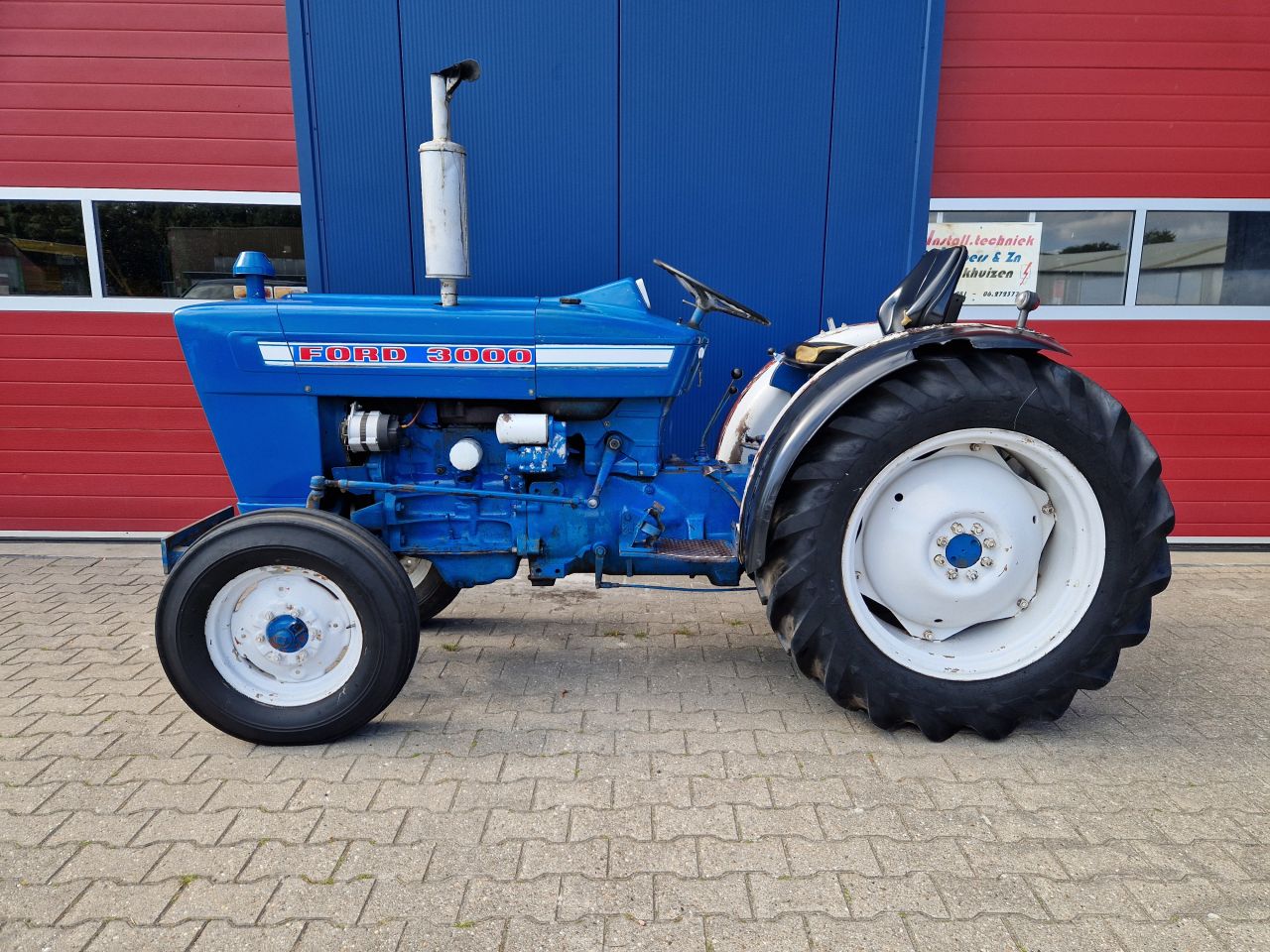 FORD 3000 SMALSPOOR TRACTOR MET KENTEKEN