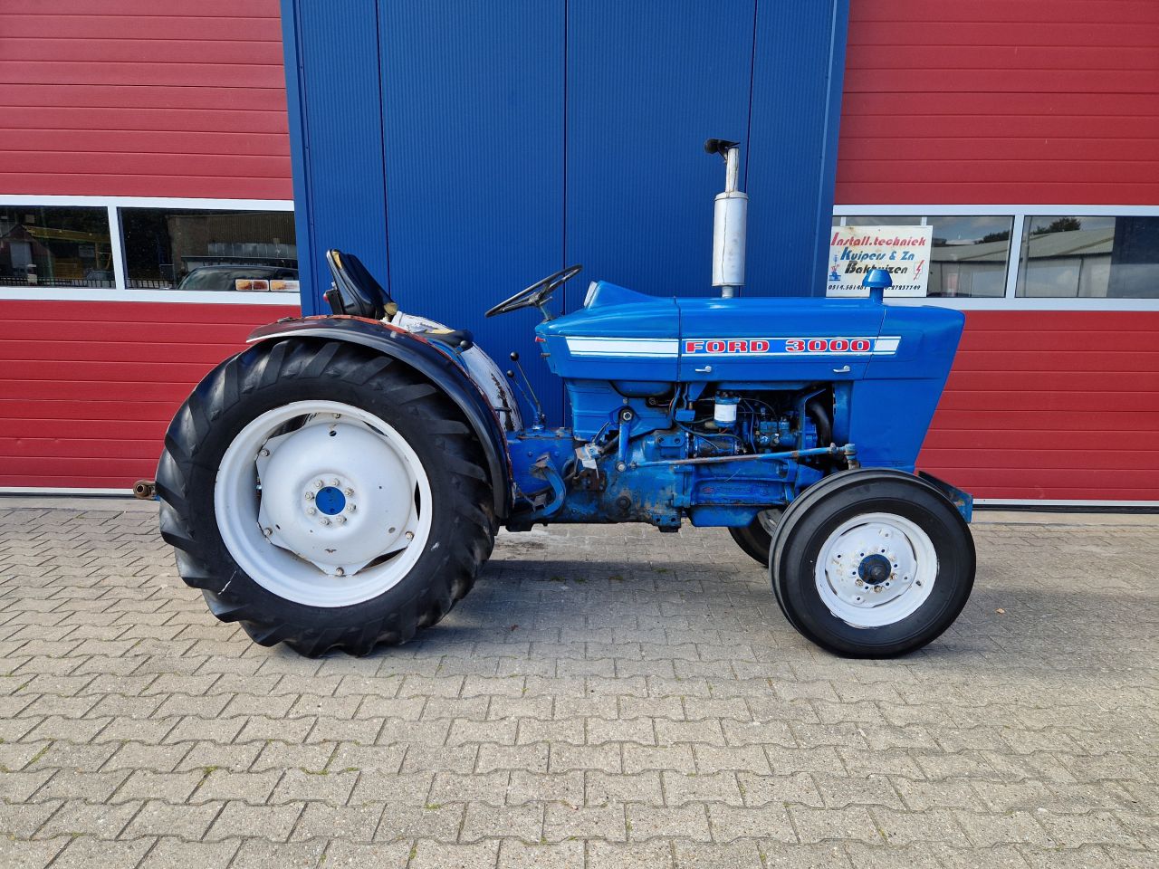 FORD 3000 SMALSPOOR TRACTOR MET KENTEKEN